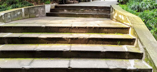 阳光洒落的户外石阶