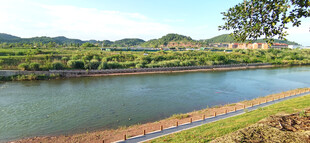 田园河畔风光