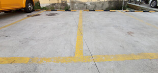 停车位地面上的黄色标线