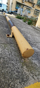 停车位定位阻拦物特写