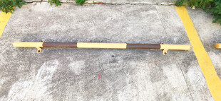 地面上的长条形金属物件