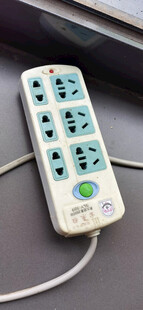 多孔插座插满电器