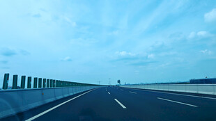 公路延伸向远方