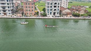河畔城市风光与水上小船