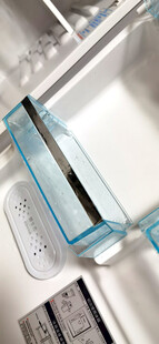 冰箱内透明蓝色置物架