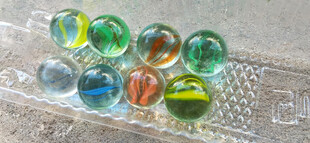 多彩玻璃弹珠排列展示