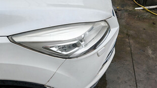 白色汽车前大灯特写