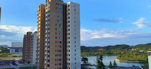 城市河畔高楼与自然景观