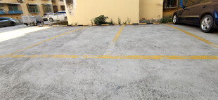 空旷停车场地面标线清晰