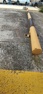 地面上的两根黄色长杆