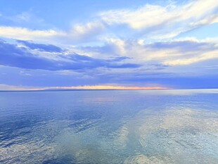 海边绝美天空与平静海面