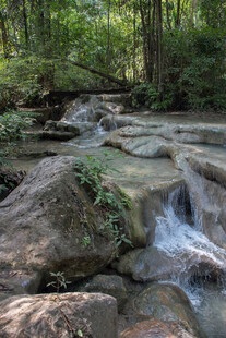 山间溪流潺潺的自然美景