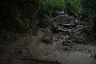 山间泥泞崎岖小路