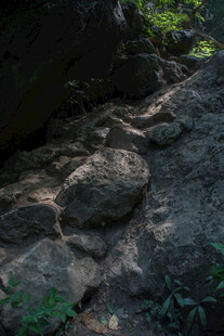 山间嶙峋岩石与绿植