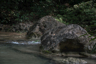 溪边嶙峋怪石与潺潺流水