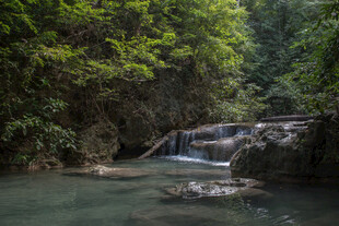 山间溪流瀑布自然美景