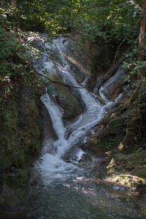 山间溪流瀑布自然美景