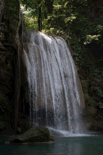 山间瀑布美景