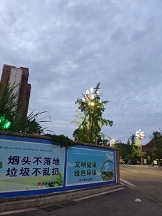 城市道路旁的环保宣传围挡