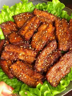 美味撒芝麻的红烧排骨烤五花肉