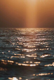 夕阳下波光粼粼的海面