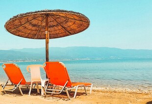 海滩上的遮阳伞与躺椅