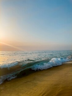 海边日出海浪拍岸美景