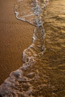 金色沙滩上的海浪纹理