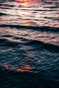 夕阳下波光粼粼的海面