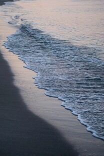 海边沙滩上的轻柔海浪