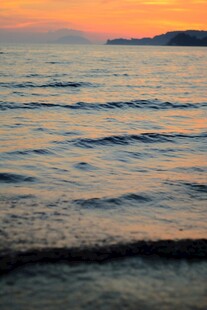 海边日落时分的宁静海面