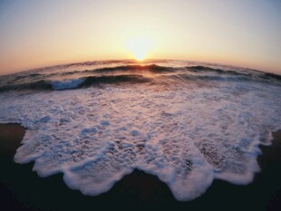 海边日落海浪翻涌美景