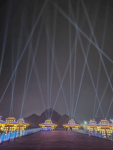 梦幻灯光秀照亮绚丽夜景