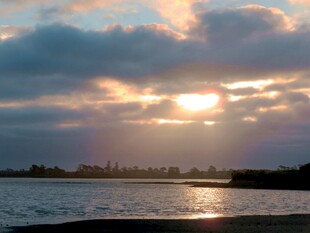 夕阳下波光粼粼的水面