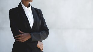 干练商务女性自信姿态