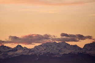 黄昏下的壮丽山脉景色