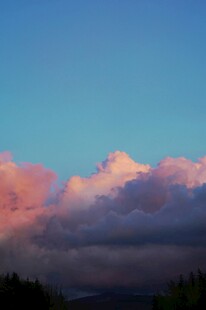 绚丽晚霞中的梦幻云朵