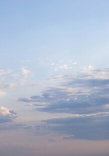 蓝天飘着几朵白云