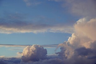 蓝天之上的蓬松云朵