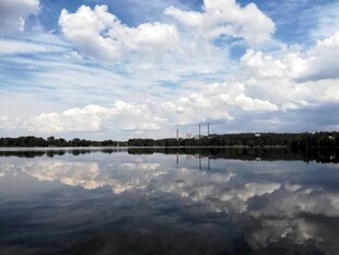 湖面蓝天倒影美景如画