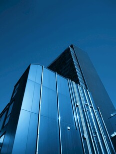 现代玻璃幕墙高楼建筑
