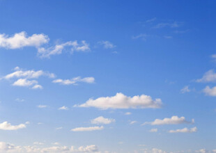 晴朗蓝天飘着朵朵白云