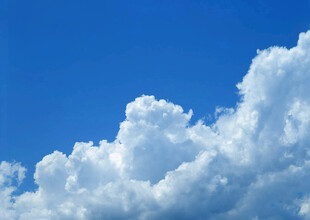 蓝天中的蓬松白云