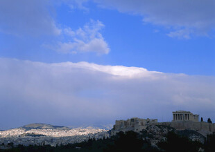 蓝天白云下的古老建筑