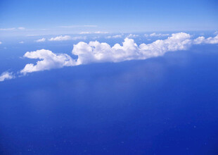 高空俯瞰蔚蓝云海