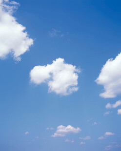 蓝天飘白云