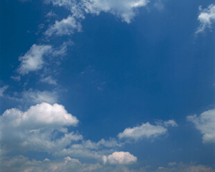 晴朗蓝天与飘浮白云