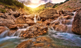 山间溪流瀑布自然美景