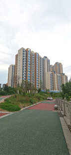 城市中的健康步道与高楼景观