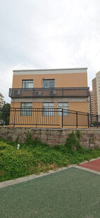 户外黄棕建筑与围栏景观